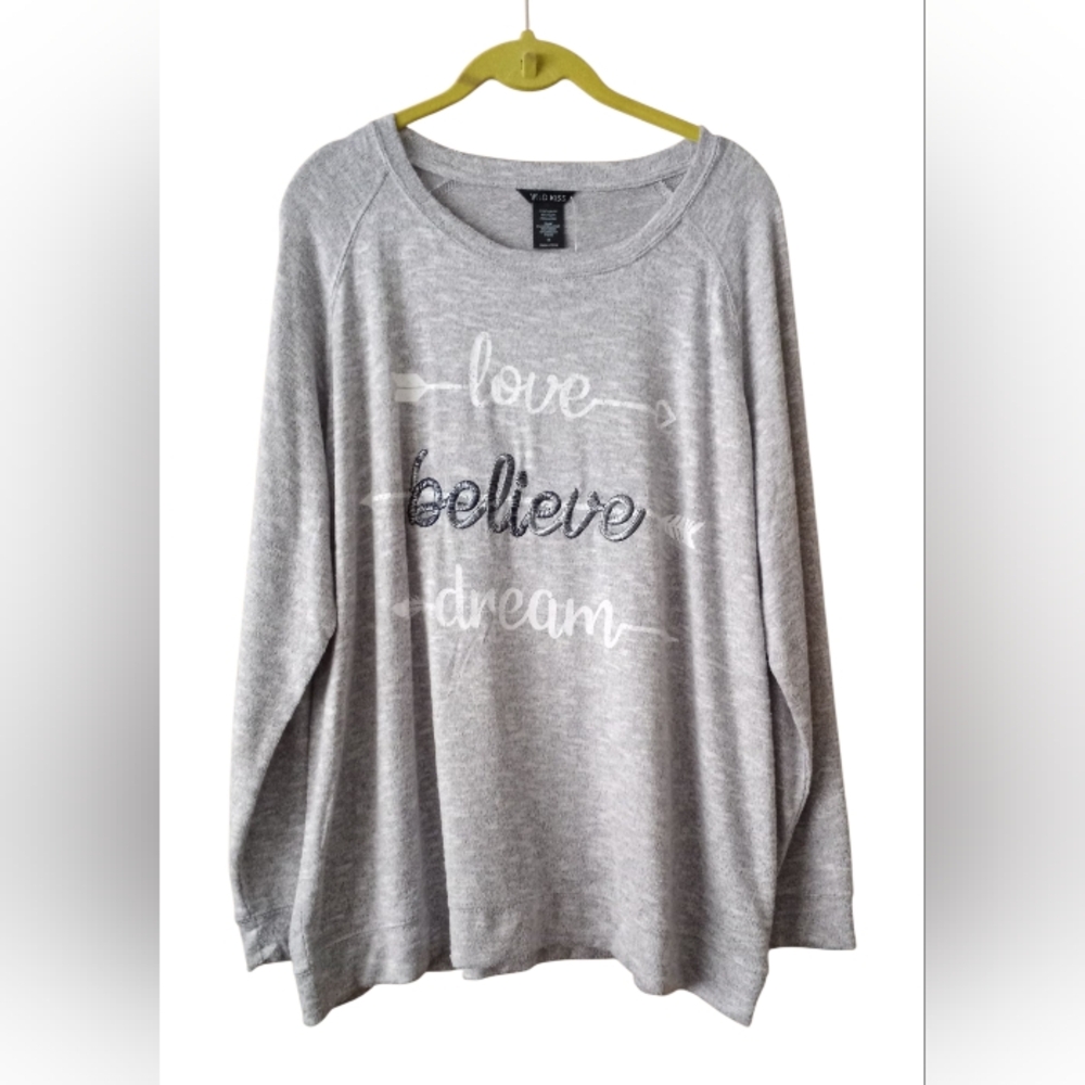 Wild Kiss 1X Women's Gray Graphic Tee Love Believe Dream Long Sleeve Pullover
